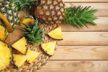 Ahşap arka plan taze ananas dilimleri ile düz yatıyordu kompozisyon