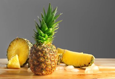 Tablo taze ananas dilimleri ile kompozisyon