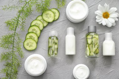 Kozmetik bitkisel özü ile gri arka plan üzerinde ayarla