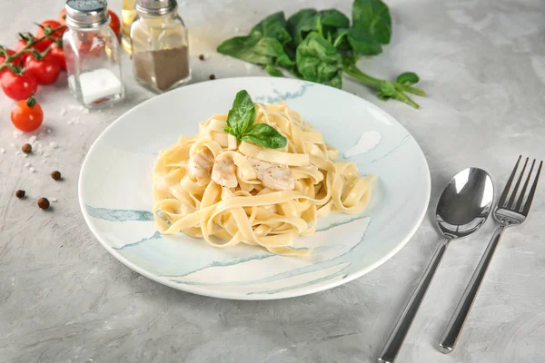 Plate of tasty pasta with chicken fillet on table — Stock Photo, Image