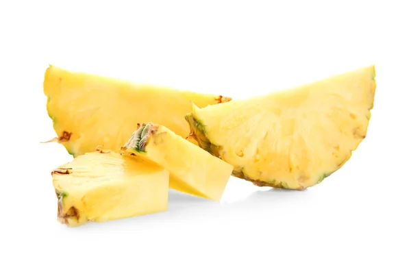 Шматочки соковитого ананаса на білому тлі — стокове фото