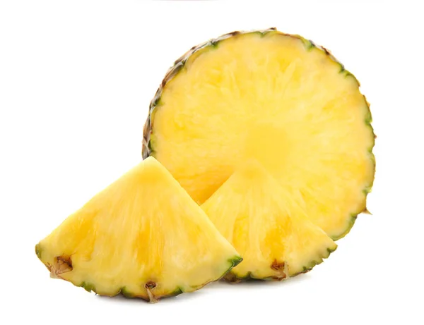 Scheiben saftige Ananas auf weißem Hintergrund — Stockfoto