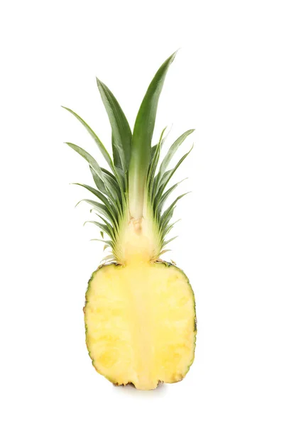 De helft van verse ananas op witte achtergrond — Stockfoto