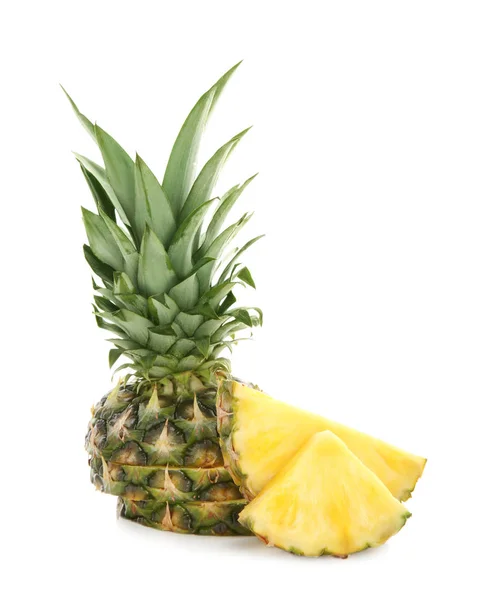 Érett ananász szeletelt fehér háttér — Stock Fotó