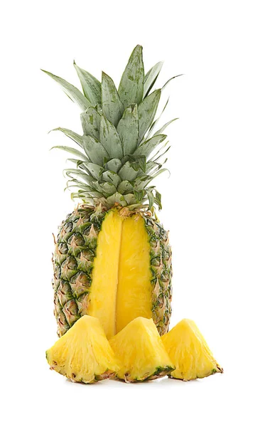 Vyjmout Zralý ananas na bílém pozadí — Stock fotografie