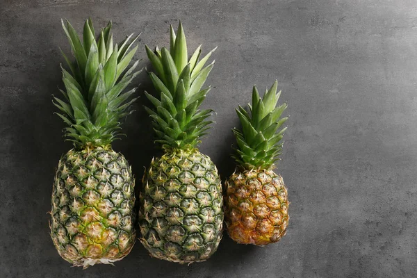 Piñas frescas maduras sobre fondo gris — Foto de Stock