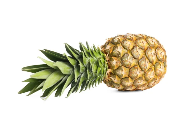 Färsk mogen ananas på vit bakgrund — Stockfoto