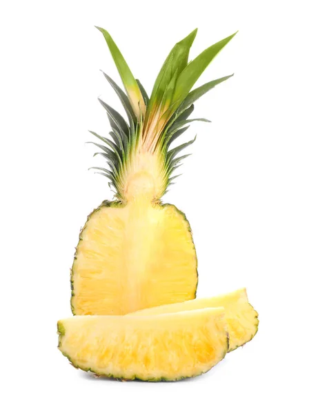 Snijd rijpe ananas op witte achtergrond — Stockfoto