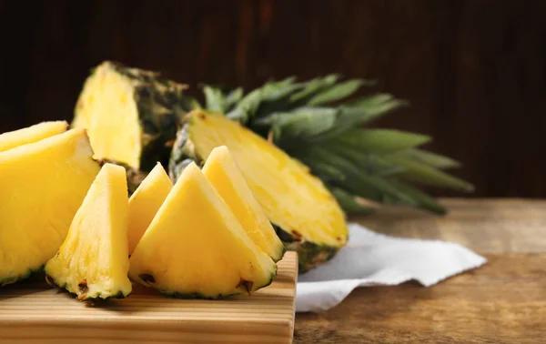 Wooden board with cut ripe pineapple on table, closeup — Stock Photo, Image