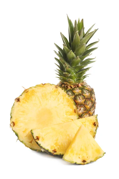 Całe i pokrojone ananasy na białym tle — Zdjęcie stockowe