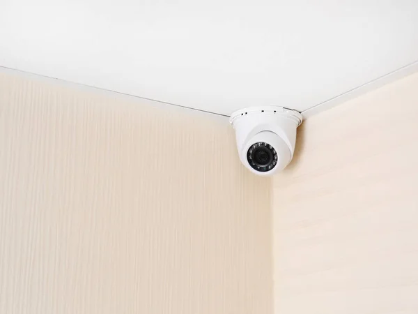 Telecamera di sicurezza installata sul soffitto in camera — Foto Stock