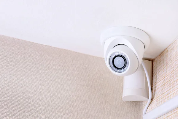 Cámara de seguridad y detector de movimiento instalados en el techo en la habitación —  Fotos de Stock