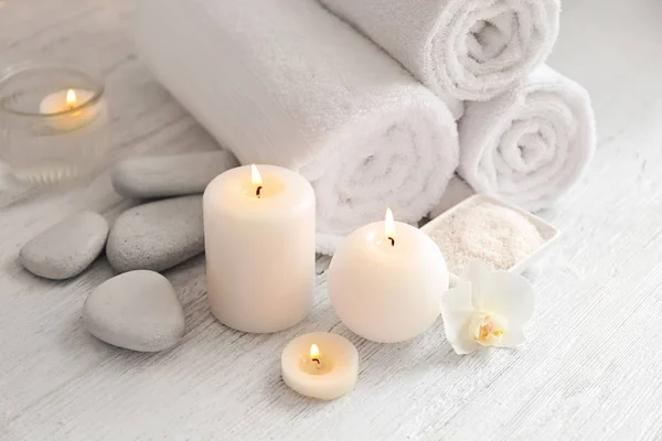 Conjunto para tratamento de spa em fundo de madeira — Fotografia de Stock