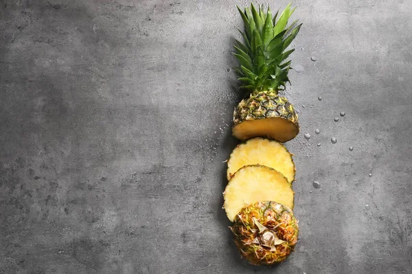 Ripe gesneden ananas op grijze achtergrond, bovenaanzicht — Stockfoto