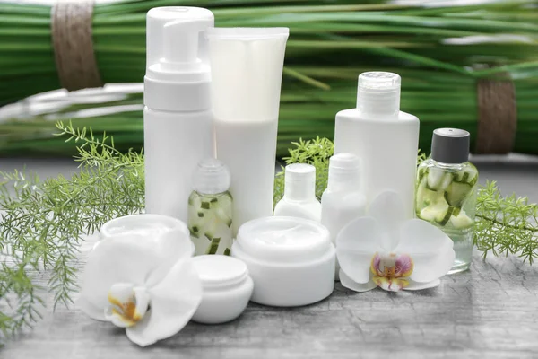 Zestaw kosmetyków naturalnych z Ekstrakt ziołowy na stół szary — Zdjęcie stockowe