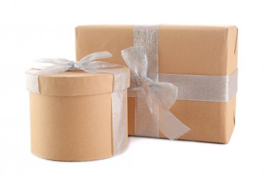 Beyaz arka plan üzerinde zarif hediye kutuları