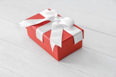 Tahta masada güzel bir hediye kutusu var.