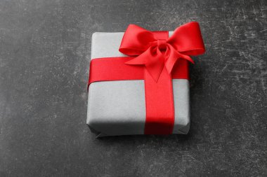 Güzel hediye kutusu gri masada