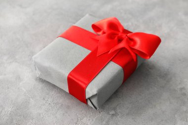 Güzel hediye kutusu gri masada