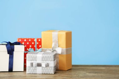 Güzel hediye kutuları renk arka plan karşı masada