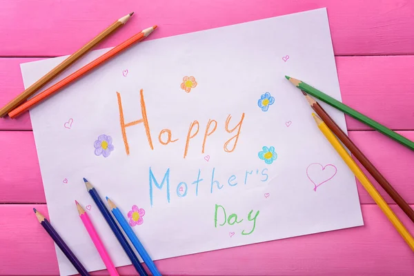 Papper med text glad mors dag på trä bakgrund — Stockfoto