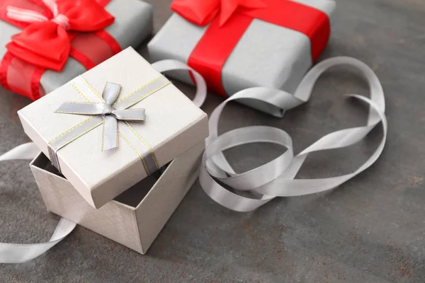 Hermosas cajas de regalo en la mesa — Foto de Stock