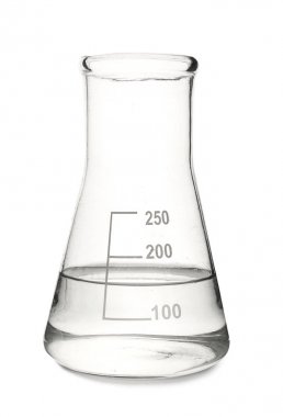 Beyaz arka plan üzerinde su ile test şişesi