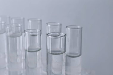 Test tüpleri açık renkli su ile