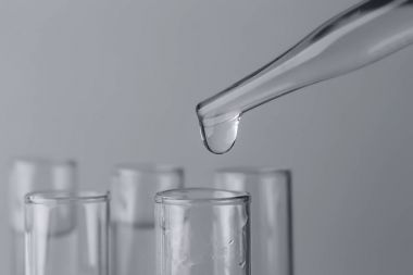 Pipet damlama örnek açık renkli, closeup test tüp içine