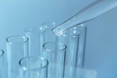 Pipet damlama örnek renk arka plan, closeup test tüp içine