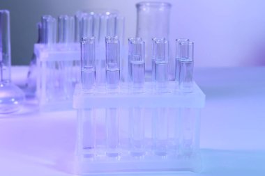 Test tüpleri laboratuvar su ile