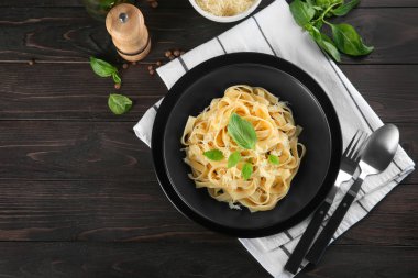 Tabak lezzetli makarna peynir tablo, üstten görünüm