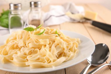 Tabak lezzetli makarna peynir tablo ile