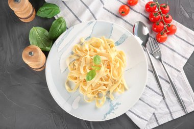 Tablo, üstten görünüm lezzetli makarna ile plaka