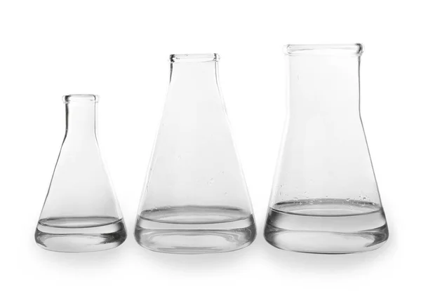 Химическое стекло с водой на белом фоне — стоковое фото