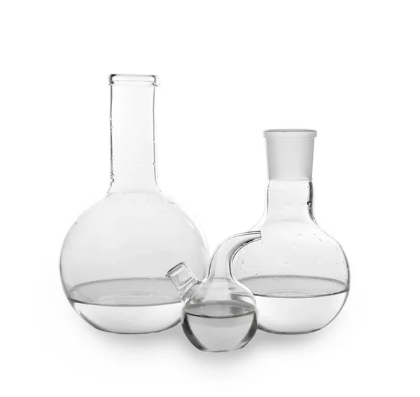 Химическое стекло с водой на белом фоне — стоковое фото