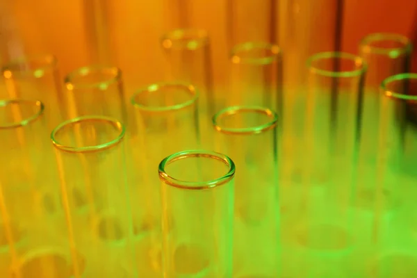 Tubos de ensaio vazios em laboratório, close up — Fotografia de Stock