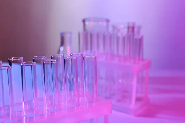 Tubos de ensaio vazios em laboratório — Fotografia de Stock