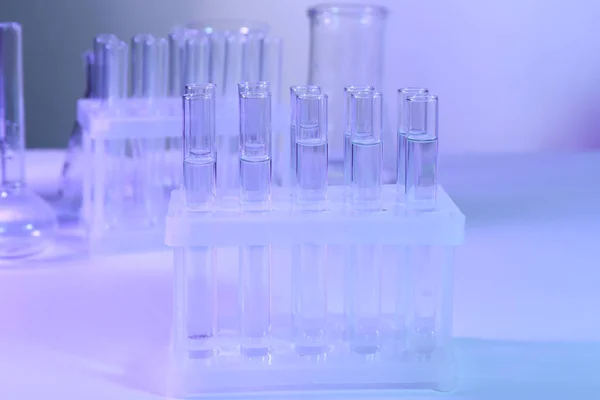 Reageerbuisjes met water in laboratorium — Stockfoto