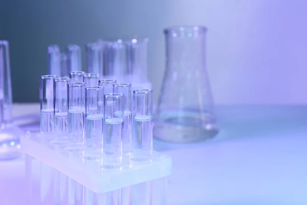 Provrör med vatten i laboratorium — Stockfoto