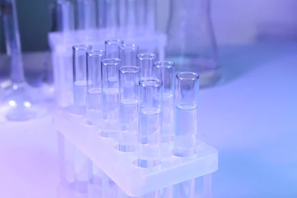 Provrör med vatten i laboratorium — Stockfoto