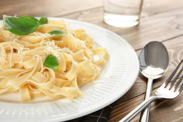 Tabak lezzetli makarna peynir tablo, closeup ile