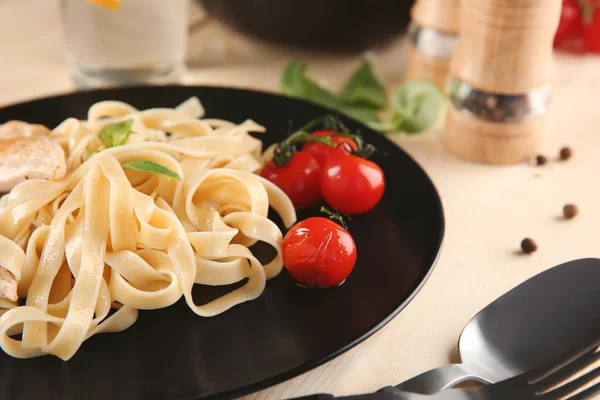 Placa de deliciosa pasta con tomates en la mesa, primer plano — Foto de Stock