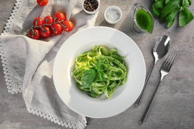 Tabak masada, üstten görünüm pesto soslu lezzetli makarna