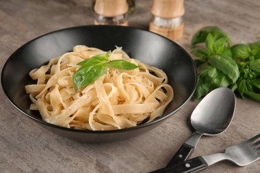 Tabak lezzetli makarna peynir tablo ile