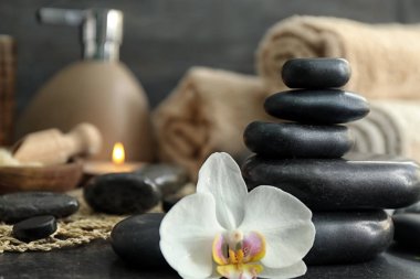 Taşlar ve masada orkide çiçek güzel spa kompozisyonu