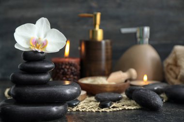 Taşlar ve masada orkide çiçek güzel spa kompozisyonu