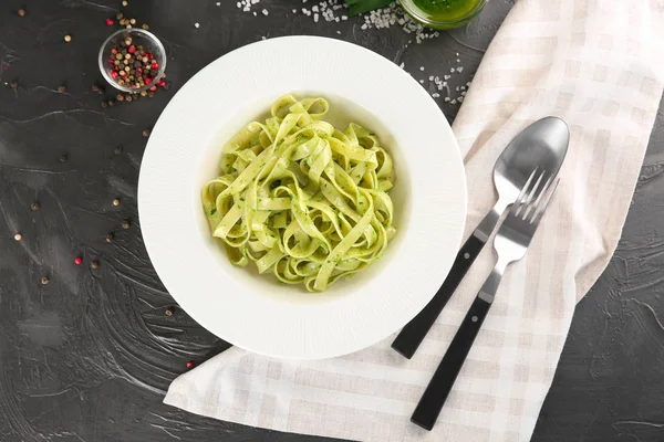 Placa de deliciosa pasta con salsa de pesto en la mesa, vista superior — Foto de Stock