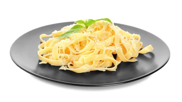 Piatto di deliziosa pasta con formaggio su sfondo bianco — Foto Stock