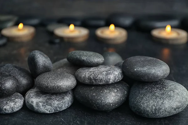 Montón de piedras de spa en la mesa oscura — Foto de Stock